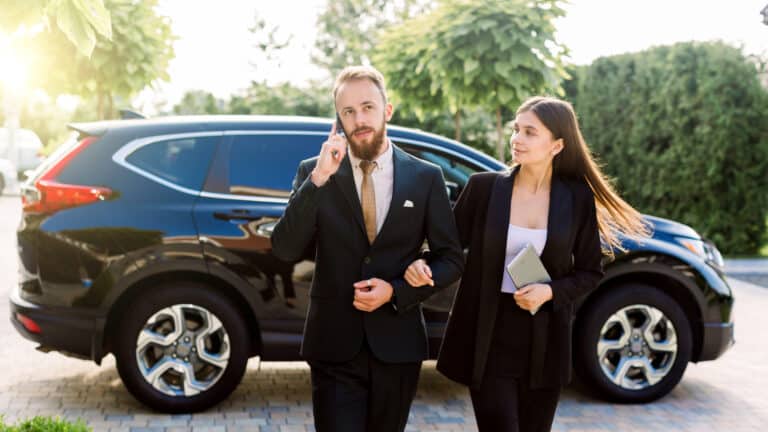 Femme et homme se rendant à un évènement avec une voiture de location