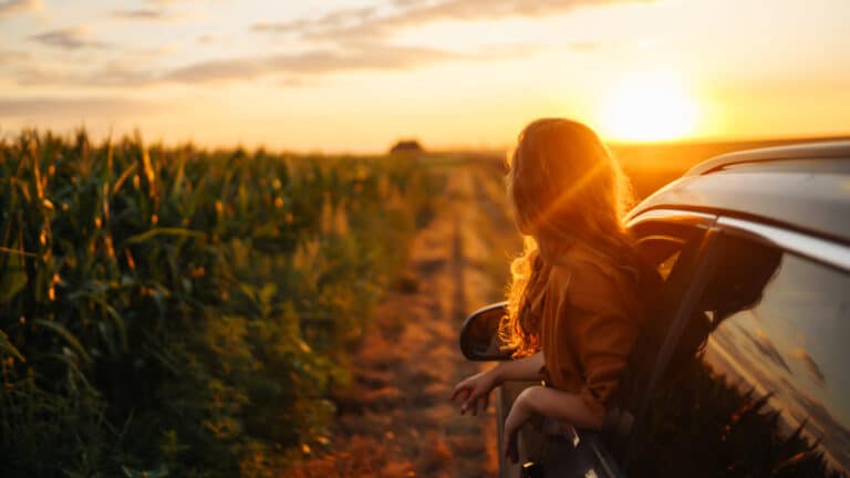 Femme dans une voiture de location qui explore la région
