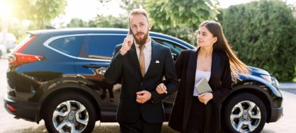 Femme et homme se rendant à un évènement avec une voiture de location