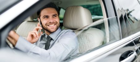 Homme qui a loué une voiture à Bordeaux