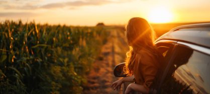 Femme dans une voiture de location qui explore la région