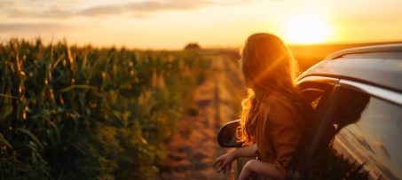 Femme dans une voiture de location qui explore la région